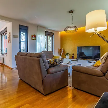 3 Bedroom Beautiful Home In Pula Pula