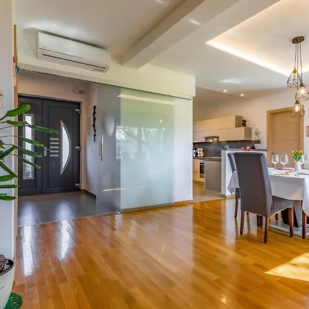 3 Bedroom Beautiful Home In Pula *