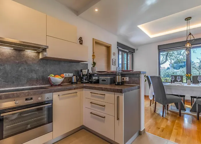 Будинок відпочинку 3 Bedroom Lovely In Пула