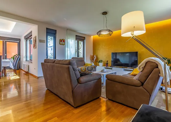 3 Bedroom Lovely In Пула