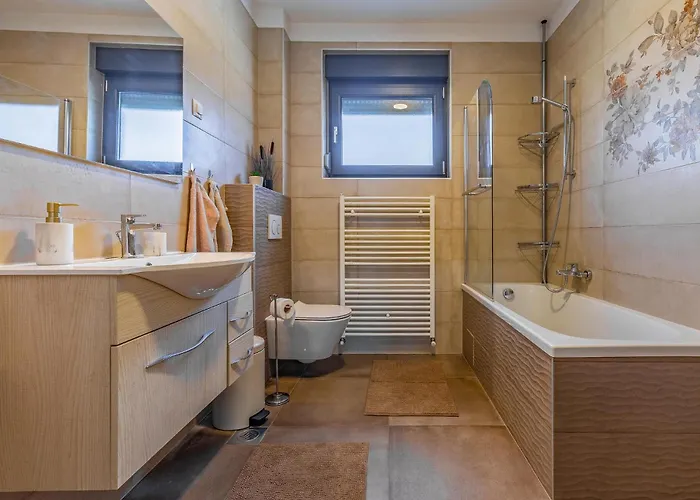 Будинок відпочинку 3 Bedroom Lovely In *