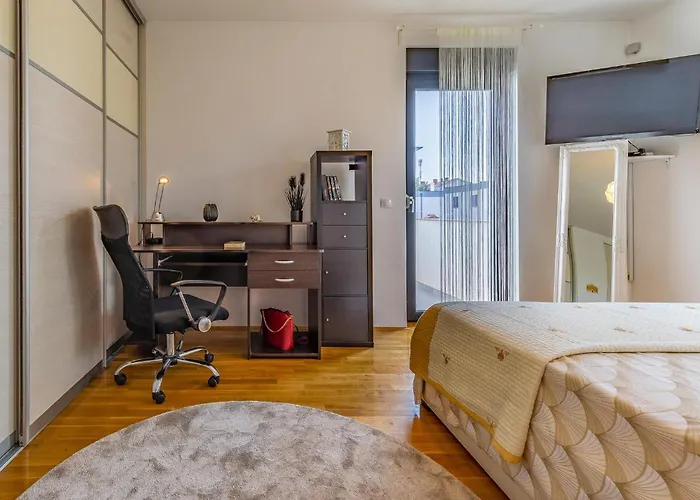 3 Bedroom Lovely In Пула