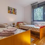Vikendica 3 Bedroom Beautiful Home In Pula