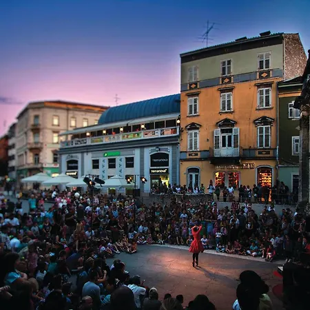 3 Bedroom Lovely In Pola