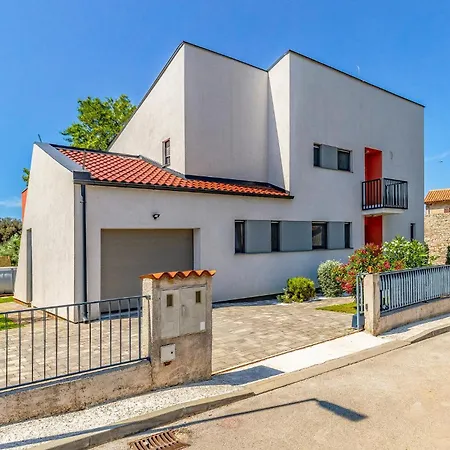 3 Bedroom Lovely In Holiday home Pula