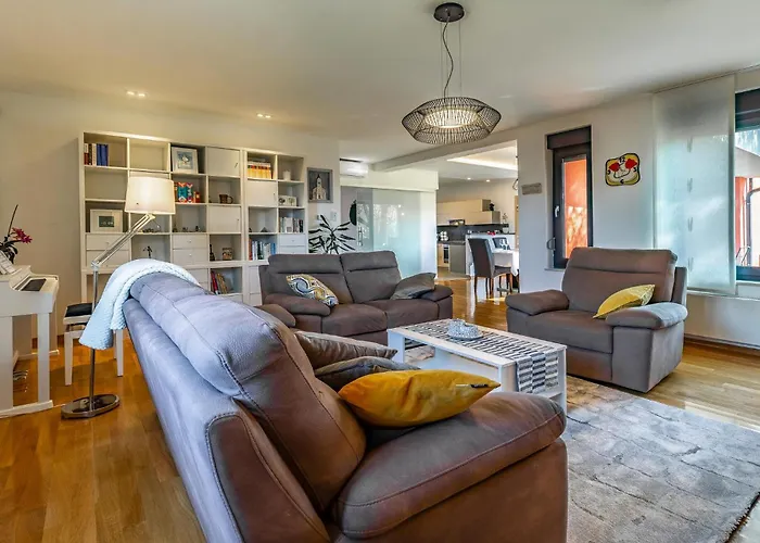 Semesterbostad 3 Bedroom Lovely In Pula