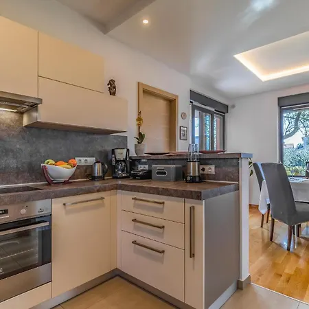 Ferienhaus 3 Bedroom Lovely In Pula