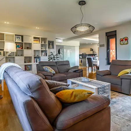 Ferienhaus 3 Bedroom Lovely In Pula