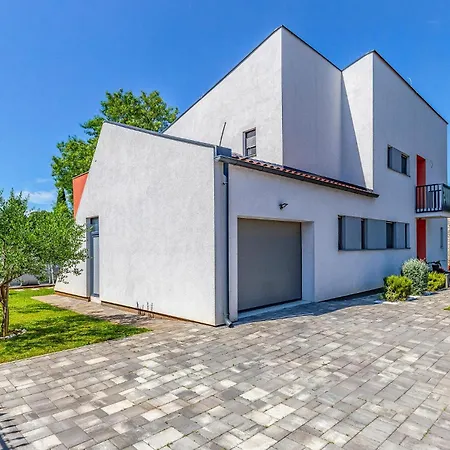 3 Bedroom Lovely In Pula